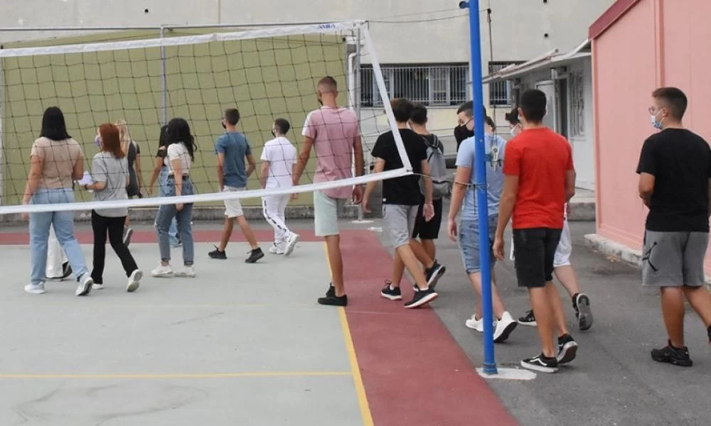 Σύρος: Συνέλαβαν διευθυντή σχολείου μετά από μήνυση μητέρας-καθηγήτριας, αρνήτριας των σελφ τεστ και του εμβολιασμού